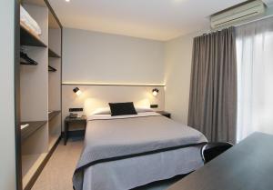 埃斯普卢加斯酒店客房内的一张或多张床位