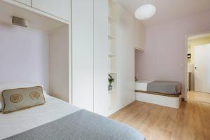塞维利亚Luz de Sevilla Free parking的一间拥有白色墙壁的卧室和一张位于客房内的床