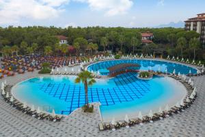 贝莱克Selectum Family Resort Belek的享有度假村游泳池的顶部景致