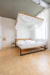 奥芬巴赫Green Residence Boutique Lofts & Villa的一间卧室配有一张带天蓬的床