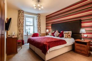 肯梅尔佛罗宾馆和自助假日公寓的卧室设有红色和白色条纹墙
