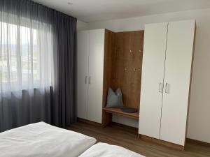 埃布斯Ferienwohnung Ott的一间卧室配有床、橱柜和窗户