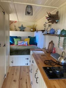 巴特尔Neddys Rest Luxury Horsebox Stay的一间铺有木地板且带床铺的小厨房
