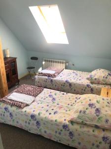 Choroszcz洛格沃酒店的一间卧室设有两张床和天窗