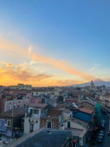 卡塔尼亚Finestra sulla Sicilia的日落时分的城市空中景观