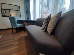 吉隆坡吉隆坡美利亚酒店的带沙发和书桌的客厅