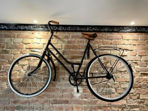 托伦Petite Viste No. 3 Apartment的自行车挂在砖墙上