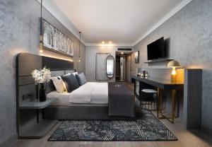 安卡拉The Wings Hotels Neva Palas的一间卧室配有一张床、一张书桌和一台电视