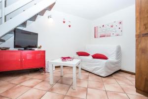 罗马Magenta Collection Moro 3的客厅配有白色沙发和电视