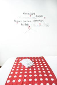 罗马Magenta Collection Moro 3的坐在红白桌子顶上的包封