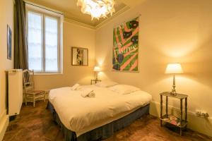 第戎Le Saint Michel的一间卧室配有一张床和一个吊灯