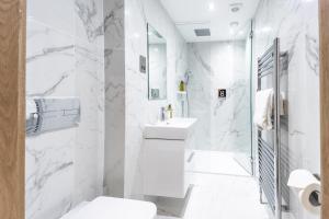 圣安德鲁斯No1 Apartments St Andrews - South Street的白色的浴室设有卫生间和水槽。