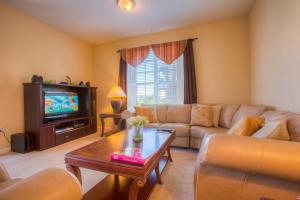 奥兰多Lovely Third-Floor Vista Cay Resort Condo的带沙发和电视的客厅