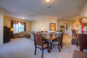 奥兰多Lovely Third-Floor Vista Cay Resort Condo的用餐室以及带桌椅的起居室。