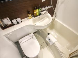 名古屋HOTEL LiVEMAX Nagoya Kanayama的浴室配有盥洗盆、卫生间和浴缸。