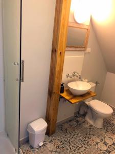 Choroszcz洛格沃酒店的一间带水槽和卫生间的浴室