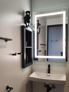 克拉格勒Kragerø Hotell的一间带水槽和镜子的浴室