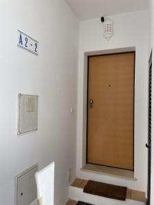 阿尔沃尔Apartamentos Santa Teresinha的墙上有标志的房间的门