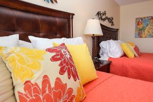 圣徒皮特海滩Sea Breeze 702的一间卧室配有两张床和一盏灯,另一张床配有枕头