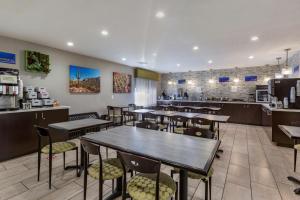 凤凰城菲尼克斯北贝斯特韦斯特酒店的一间带桌椅和柜台的餐厅
