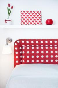 罗马Magenta Collection Moro 3的一张带红色和白色的圆顶床头板的床