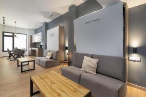 瓦伦西亚Travel Habitat Benimaclet Vista Hermosa Suites的客厅配有沙发和桌子