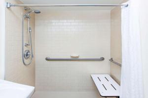 威奇托MainStay Suites - Wichita NE的带淋浴、卫生间和盥洗盆的浴室