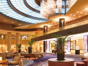 神户科比波特匹亚酒店的大堂设有桌椅和大型天花板。