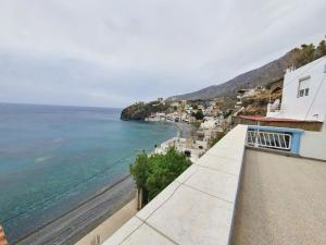 ParánimfoiCozy Beach House South Crete的从大楼的阳台上可欣赏到海景