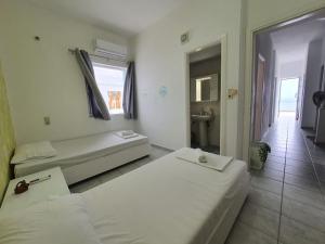ParánimfoiCozy Beach House South Crete的酒店客房设有两张床和窗户。