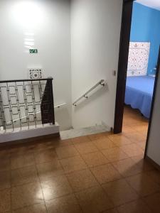 奥德赛克斯Casa dos Pais的一间设有床和围栏墙的房间
