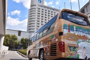 神户科比波特匹亚酒店的停在大楼前的双层巴士