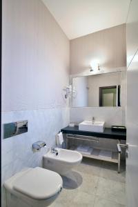 马德里Alhambra Suites的白色的浴室设有卫生间和水槽。