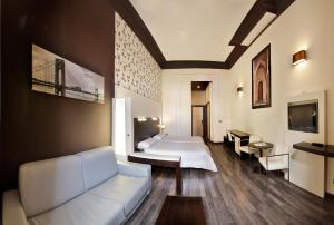 马德里Alhambra Suites的酒店客房,设有两张床和一张沙发