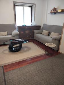 卡尔达斯·德·雷斯apartment garden的客厅配有两张沙发和一张咖啡桌