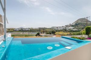 普拉卡米洛斯Vira Vivere Houses的景观别墅内的游泳池