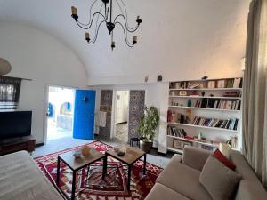 西迪·布·赛义德OLIVIA Guest House (Eya & Abbes)的客厅配有沙发和桌子