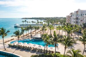 格雷斯湾Blue Haven Resort- All Inclusive的享有棕榈树和海洋度假村的空中景致