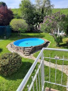 布尔沙伊德古特兰沙伊德酒店的一座带石头围栏的庭院内的游泳池