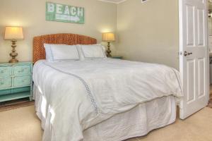 克利尔沃特Bungalow Beach Place 2的卧室配有一张带白色床单和枕头的大床。