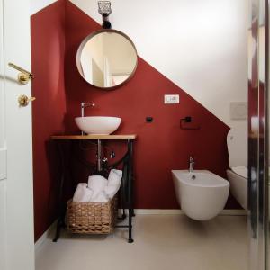 博洛尼亚Casa Tulù B&B的一间带水槽和镜子的浴室