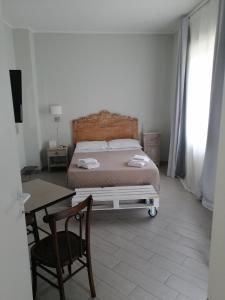 卡塔尼亚" DOMUS CORALLA" BnB Racconti Di Viaggio的一间卧室配有一张床、一张桌子和一张书桌