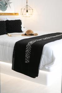 米科利维亚Villa Oceana的一张黑白的床上戴着帽子