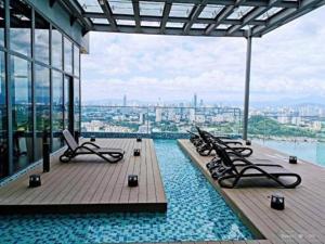 吉隆坡KL Duplex with balcony@Ekocheras MRT的一座位于大楼顶部的景观游泳池