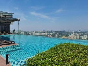 吉隆坡KL Duplex with balcony@Ekocheras MRT的大楼顶部的大型游泳池
