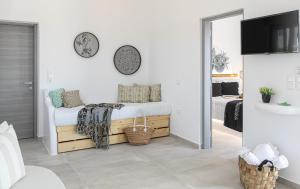 米科利维亚Villa Oceana的白色卧室配有床和镜子