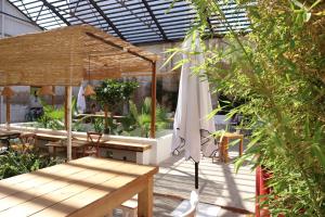 瓦伦西亚Lindala的一个带桌子和遮阳伞的庭院