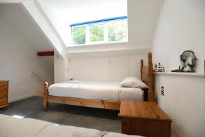 Lyn View Cottage - Modern Lynmouth Townhouse客房内的一张或多张床位