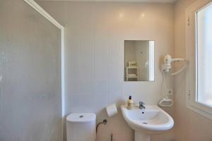 马盖鲁夫Nura Houses Duplex Magaluf 2的一间带水槽、卫生间和镜子的浴室