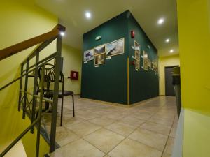 塞萨洛尼基塞萨洛尼基出租旅馆的走廊上设有楼梯和绿色的墙壁